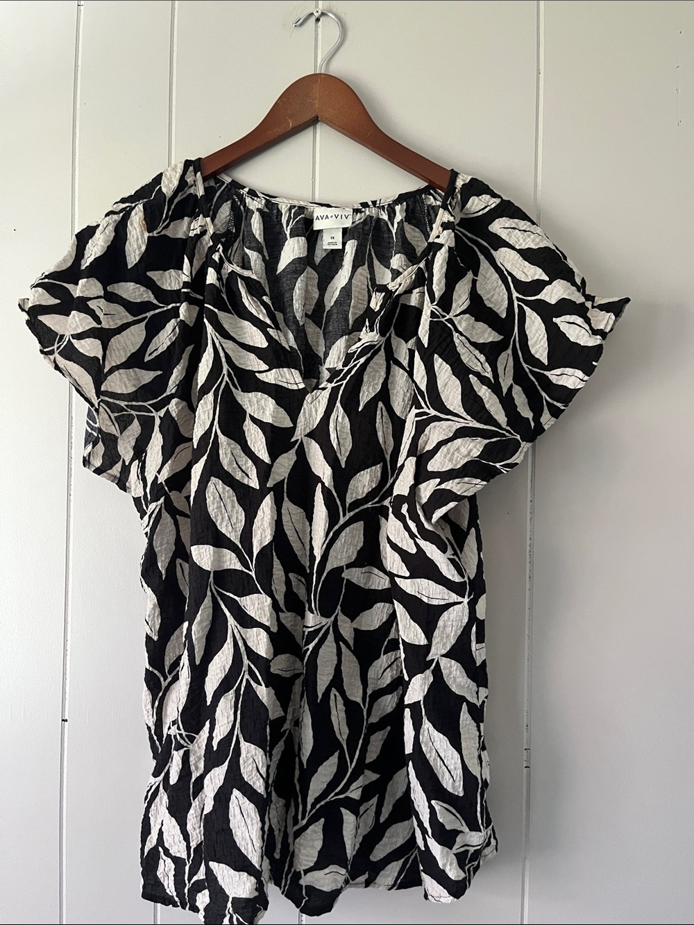 Ava & Viv Black and White Leaf-Print Flutter Sleeve Top
